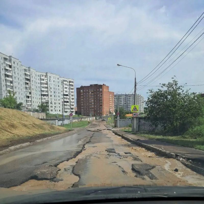 В Красноярске на улице Гриболевской введён режим ЧС из-за дороги, размытой после ливней