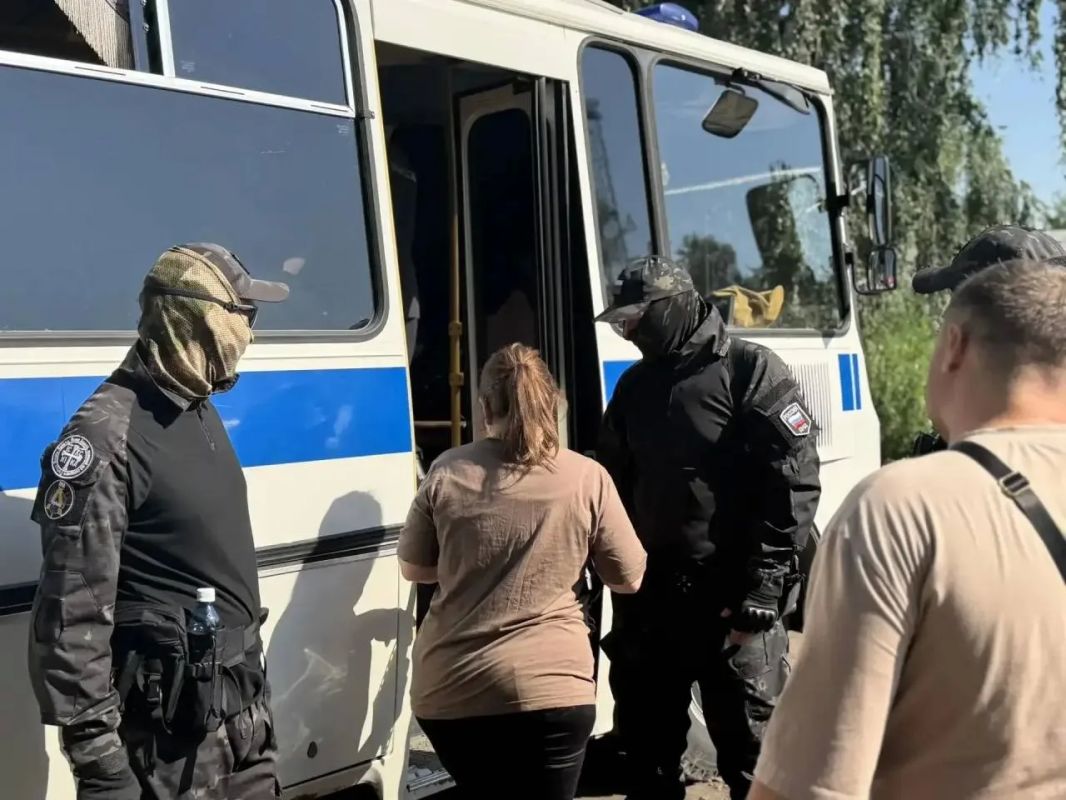 В Красноярске полицейские совместно с добровольной народной дружиной провели рейд «Мигрант» В Красноярске полицейские совместно с добровольной народной дружиной провели рейд «Мигрант»