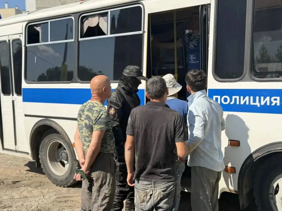 В Красноярске полицейские совместно с добровольной народной дружиной провели рейд «Мигрант» В Красноярске полицейские совместно с добровольной народной дружиной провели рейд «Мигрант»