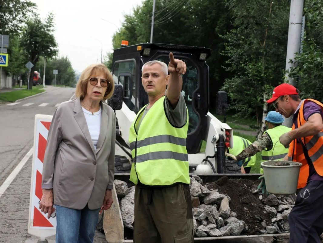 Председатель городского Совета Наталия Фирюлина приняла участие в рабочей поездке главы Красноярска Сергея Верещагина по Центральному району Председатель городского Совета Наталия Фирюлина приняла участие в рабочей поездке главы Красноярска Сергея Верещагина по Центральному району