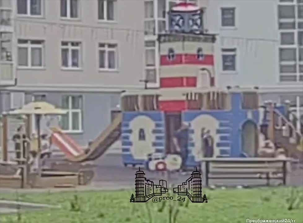 В Красноярске на улице Петра Подзолкова мужчина ударил мальчика по голове после ссоры детей