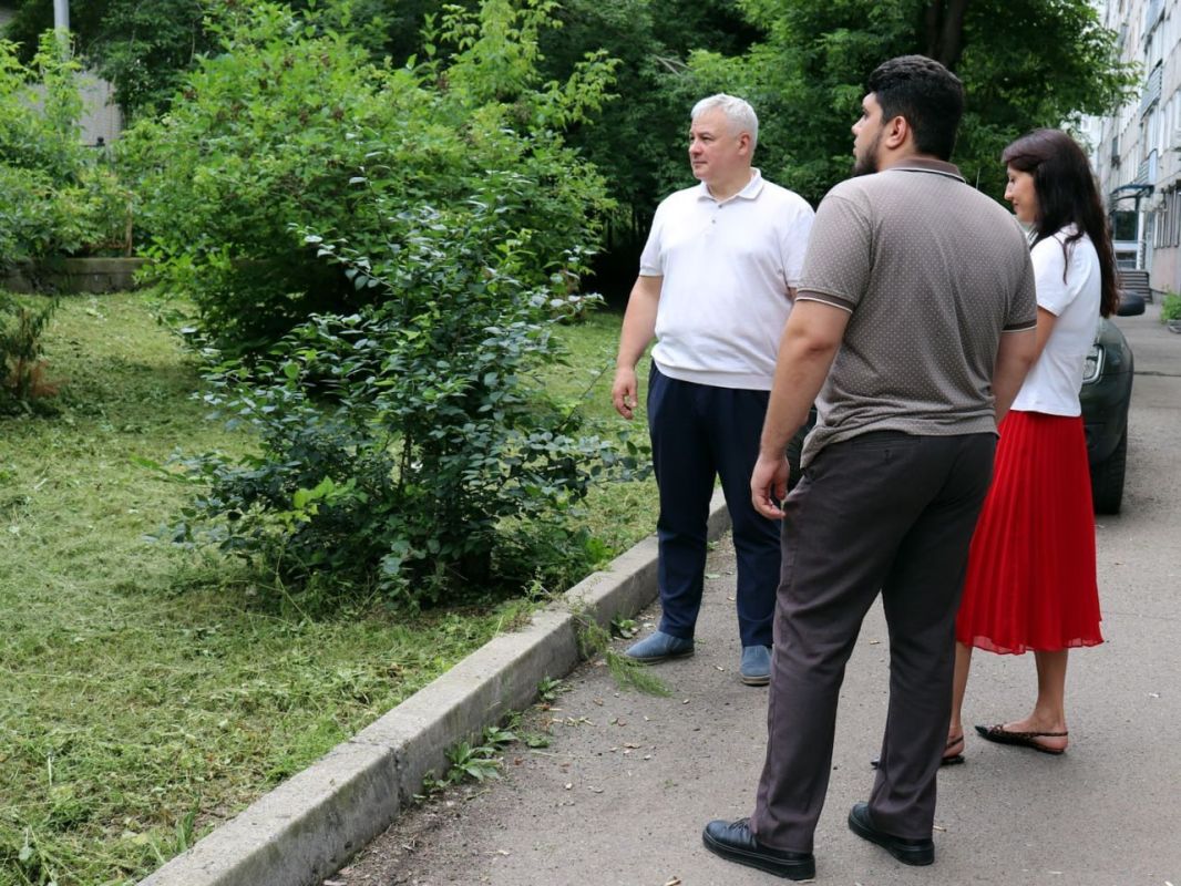 В Центральном районе приводят в порядок территорию на Урицкого В Центральном районе приводят в порядок территорию на Урицкого