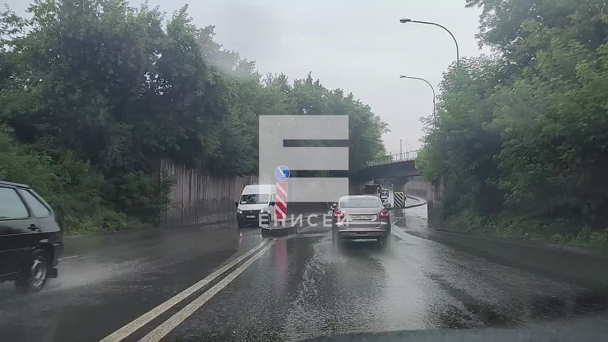 Красноярцы делятся в сети кадрами подтопленных улиц