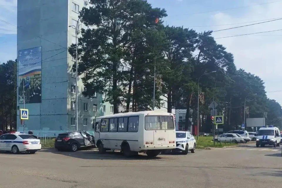 В Красноярском крае пассажирский автобус проехал на «красный» и врезался в легковушку