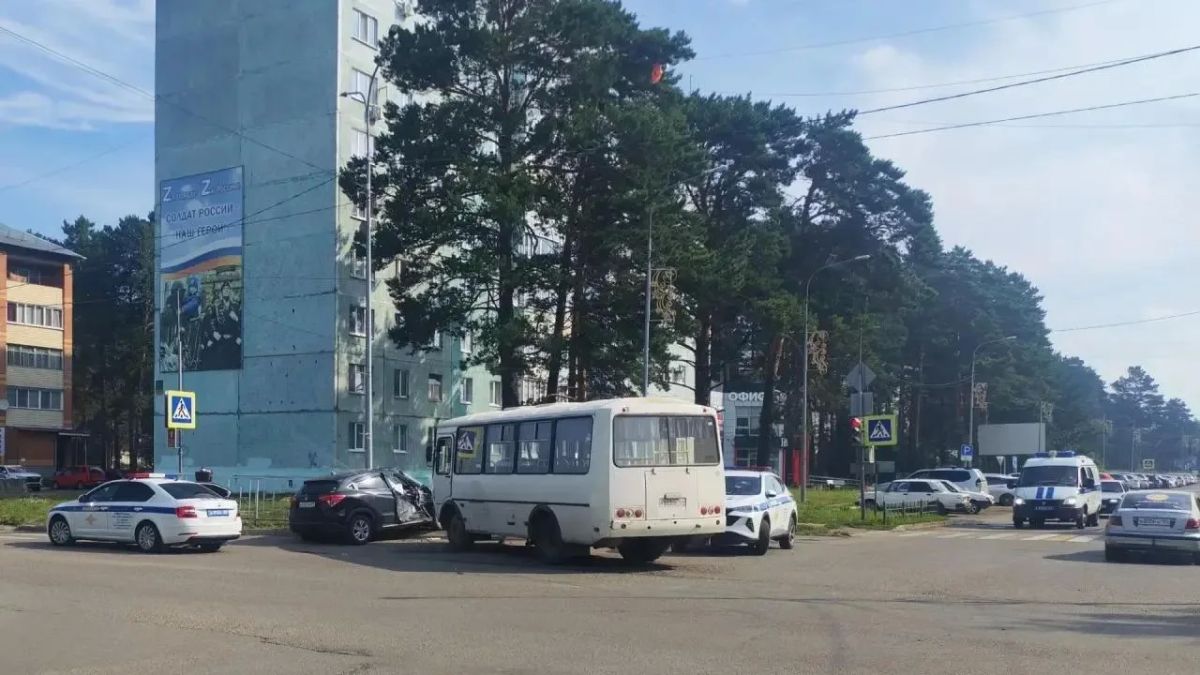Сотрудники Госавтоинспекции устанавливают обстоятельства ДТП с автобусом в Лесосибирске Сотрудники Госавтоинспекции устанавливают обстоятельства ДТП с автобусом в Лесосибирске