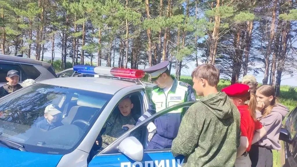 В рамках акции «Будь в форме» автоинспекторы Канска приехали в центр «Звезда», где собралась молодёжь В рамках акции «Будь в форме» автоинспекторы Канска приехали в центр «Звезда», где собралась молодёжь