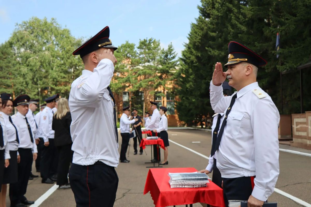 В Красноярске на базе Сибирского юридического института состоялась торжественная церемония вручения дипломов слушателям факультета заочного обучения, переподготовки и повышения квалификации В Красноярске на базе Сибирского юридического института состоялась торжественная церемония вручения дипломов слушателям факультета заочного обучения, переподготовки и повышения квалификации