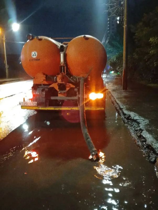 Почти 550 кубометров дождевой воды откачали сегодня ночью с улиц города Почти 550 кубометров дождевой воды откачали сегодня ночью с улиц города