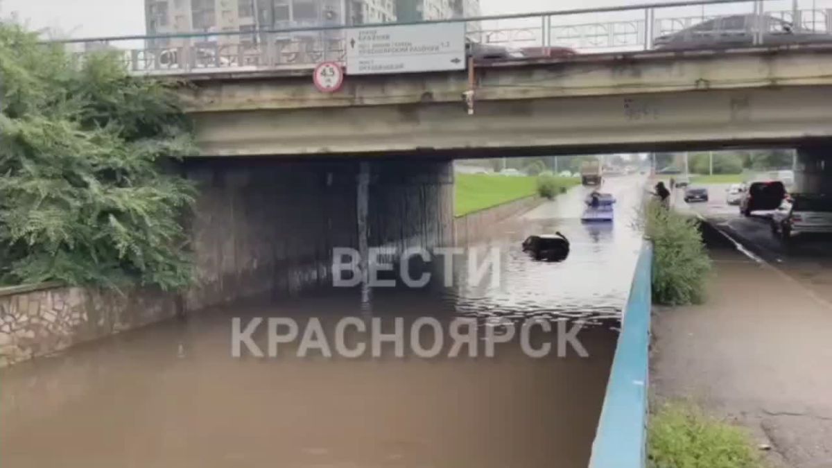 Под Мичуринским мостом утонула машина