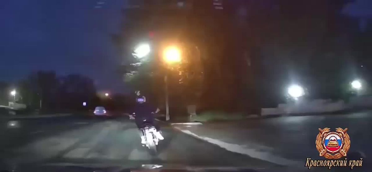 В Ачинске байкер устроил гонки с полицейскими и перевернулся
