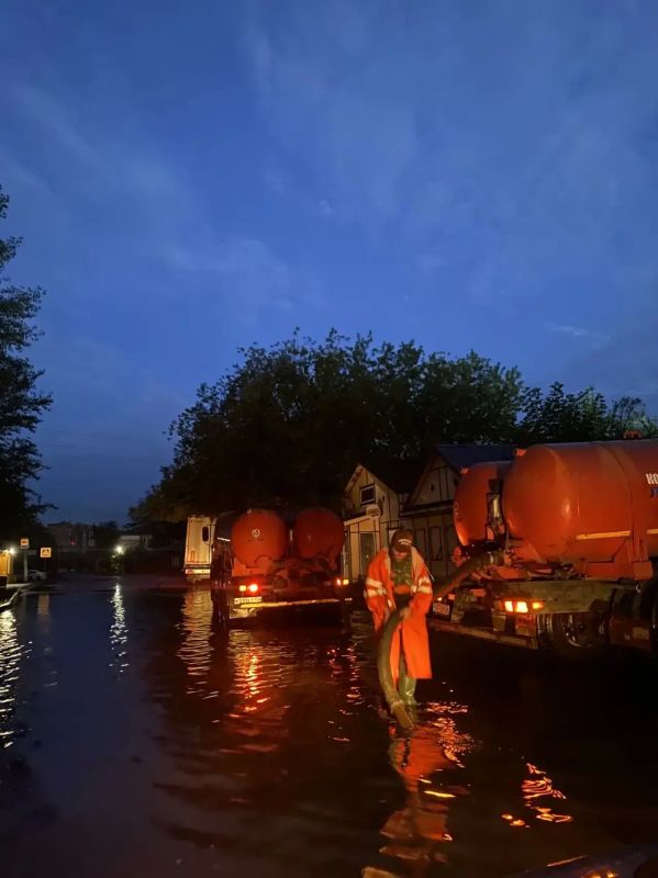 Почти 550 кубометров дождевой воды откачали сегодня ночью с улиц города Почти 550 кубометров дождевой воды откачали сегодня ночью с улиц города