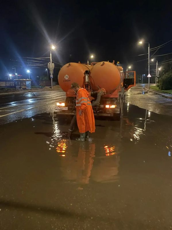 Почти 550 кубометров дождевой воды откачали сегодня ночью с улиц города Почти 550 кубометров дождевой воды откачали сегодня ночью с улиц города
