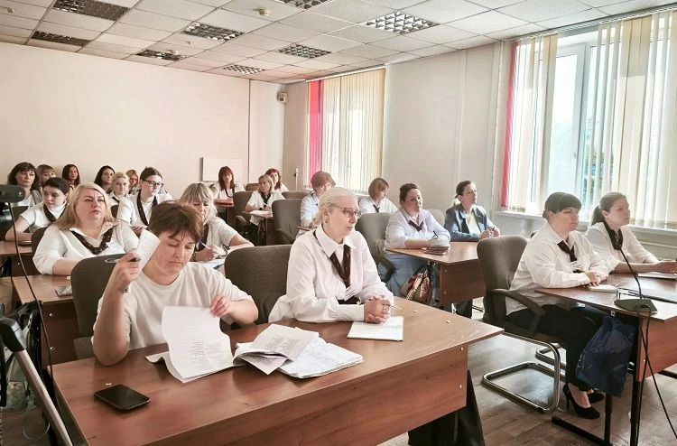Сотрудники аппарата Избирательной комиссии края и информационного центра крайизбиркома провели обучение работников МФЦ по приему и обработке заявлений о включении избирателей в список избирателей по месту нахождения с...