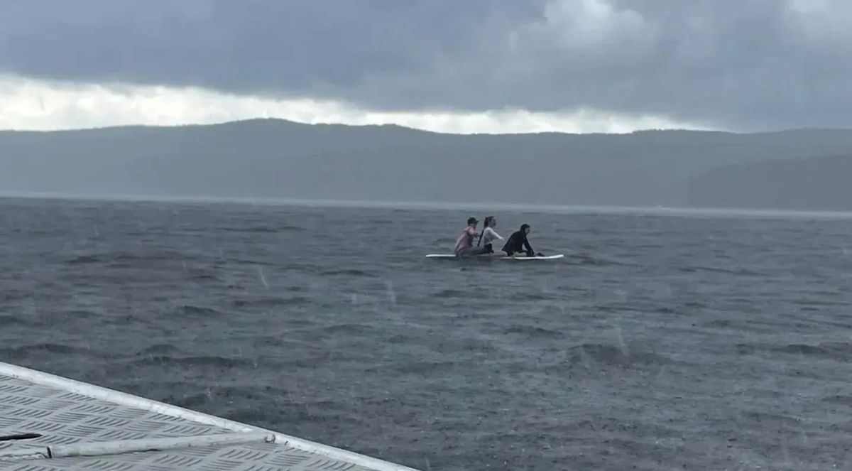 Пять девушек на сапах едва не поплатились жизнью на Красноярском водохранилище