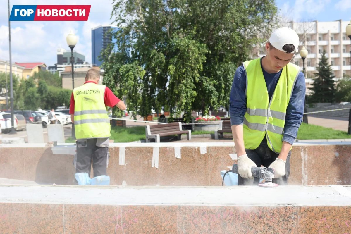 У фонтана «Фемида» в центре Красноярска меняют гранитную облицовку У фонтана «Фемида» в центре Красноярска меняют гранитную облицовку