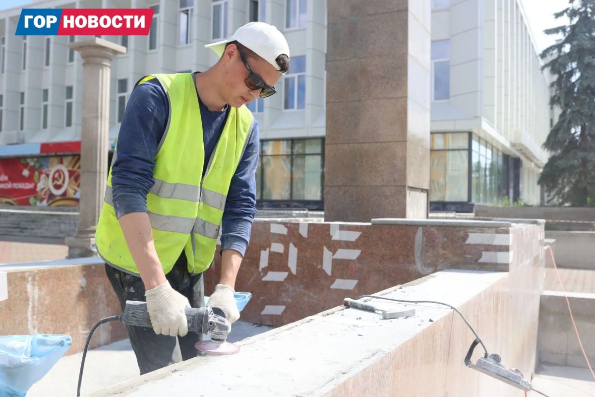 У фонтана «Фемида» в центре Красноярска меняют гранитную облицовку У фонтана «Фемида» в центре Красноярска меняют гранитную облицовку