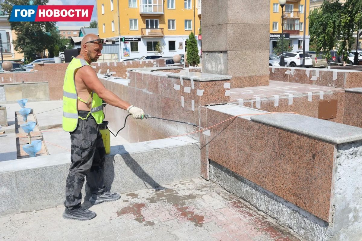 У фонтана «Фемида» в центре Красноярска меняют гранитную облицовку У фонтана «Фемида» в центре Красноярска меняют гранитную облицовку