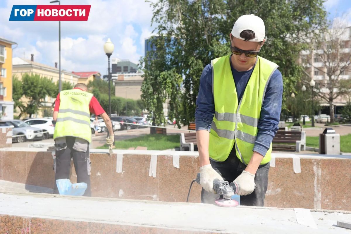 У фонтана «Фемида» в центре Красноярска меняют гранитную облицовку У фонтана «Фемида» в центре Красноярска меняют гранитную облицовку