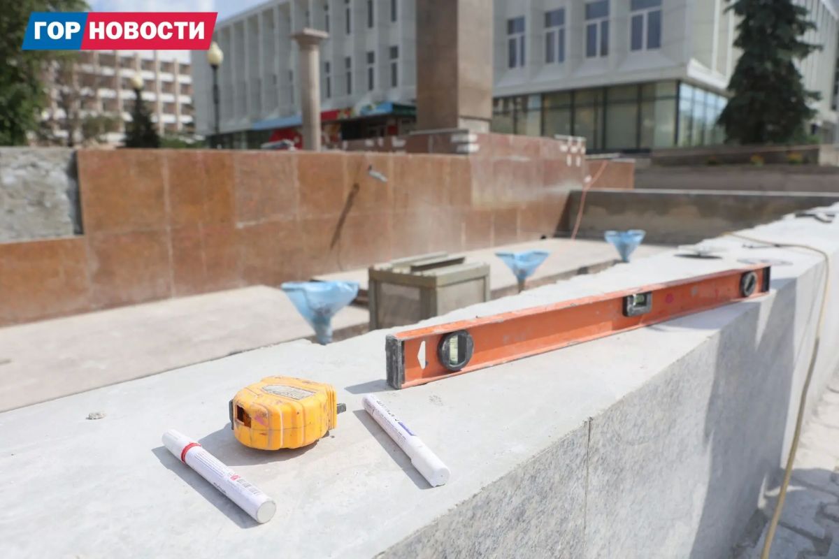 У фонтана «Фемида» в центре Красноярска меняют гранитную облицовку У фонтана «Фемида» в центре Красноярска меняют гранитную облицовку