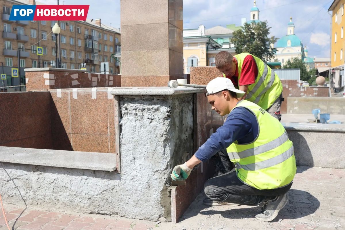 У фонтана «Фемида» в центре Красноярска меняют гранитную облицовку У фонтана «Фемида» в центре Красноярска меняют гранитную облицовку