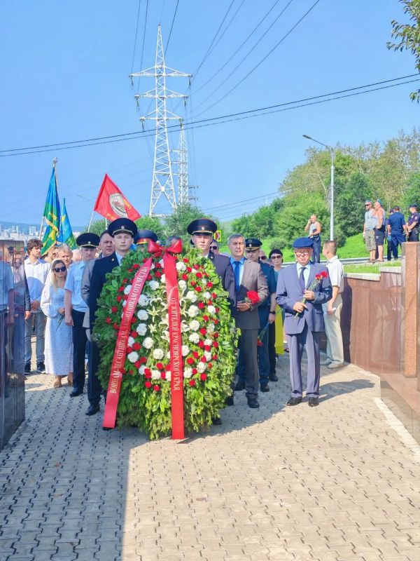 Депутаты горсовета приняли участие в торжественной церемонии, посвященной Дню воздушно-десантных войск Депутаты горсовета приняли участие в торжественной церемонии, посвященной Дню воздушно-десантных войск