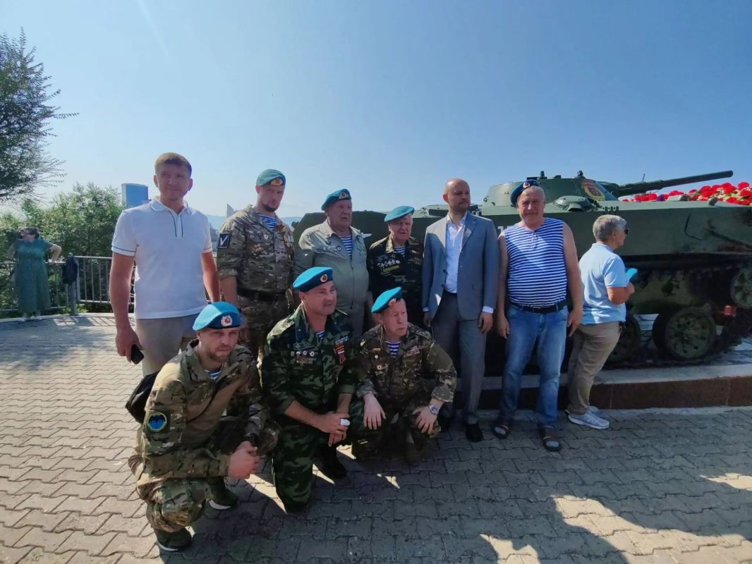 Депутаты горсовета приняли участие в торжественной церемонии, посвященной Дню воздушно-десантных войск Депутаты горсовета приняли участие в торжественной церемонии, посвященной Дню воздушно-десантных войск