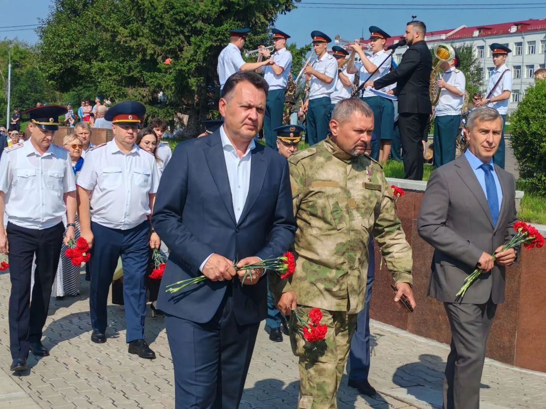 Депутаты горсовета приняли участие в торжественной церемонии, посвященной Дню воздушно-десантных войск Депутаты горсовета приняли участие в торжественной церемонии, посвященной Дню воздушно-десантных войск
