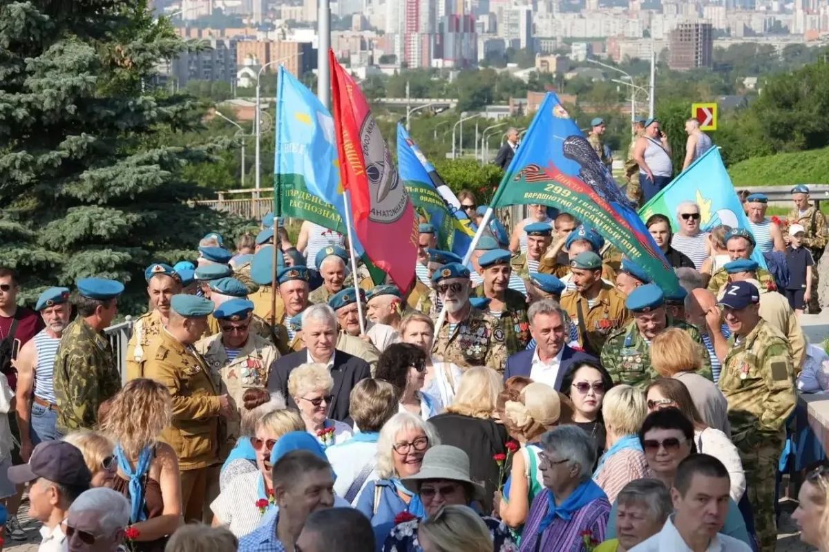 Красноярск почтил память героев в 96-ю годовщину Дня Воздушно-десантных войск