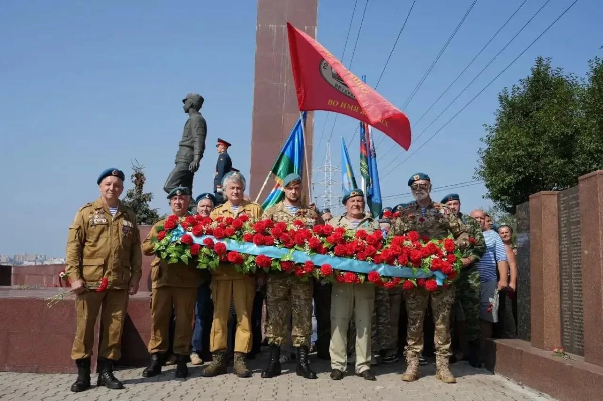 Красноярск почтил память героев в 96-ю годовщину Дня Воздушно-десантных войск Красноярск почтил память героев в 96-ю годовщину Дня Воздушно-десантных войск