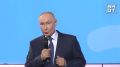 Путин сыграл в футбол со школьником на сцене в Красноярске