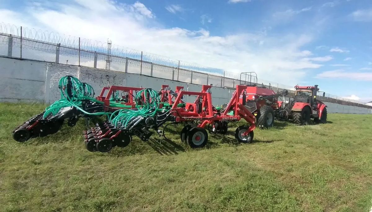 Парк сельскохозяйственной техники ЛИУ-32 пополнился новым посевным комплексом