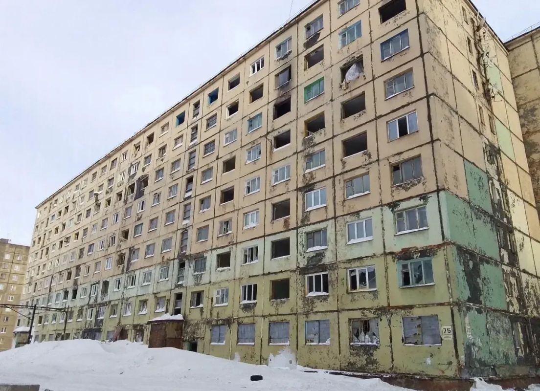 Брошенный дом, открытые подвалы и детские игры среди руин: прокуратура добилась сноса аварийки в Норильске