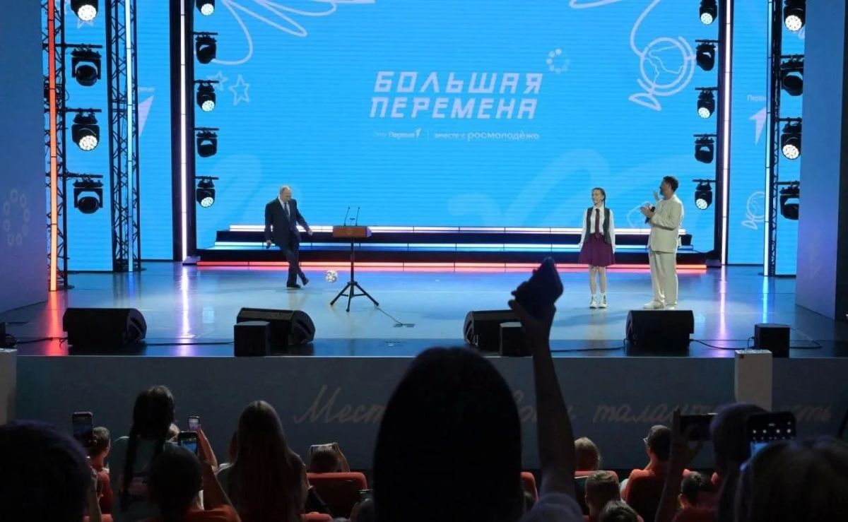 Футбольный мяч, который Владимир Путин вчера дважды отбил на финале конкурса «Большая перемена», решили сохранить для истории