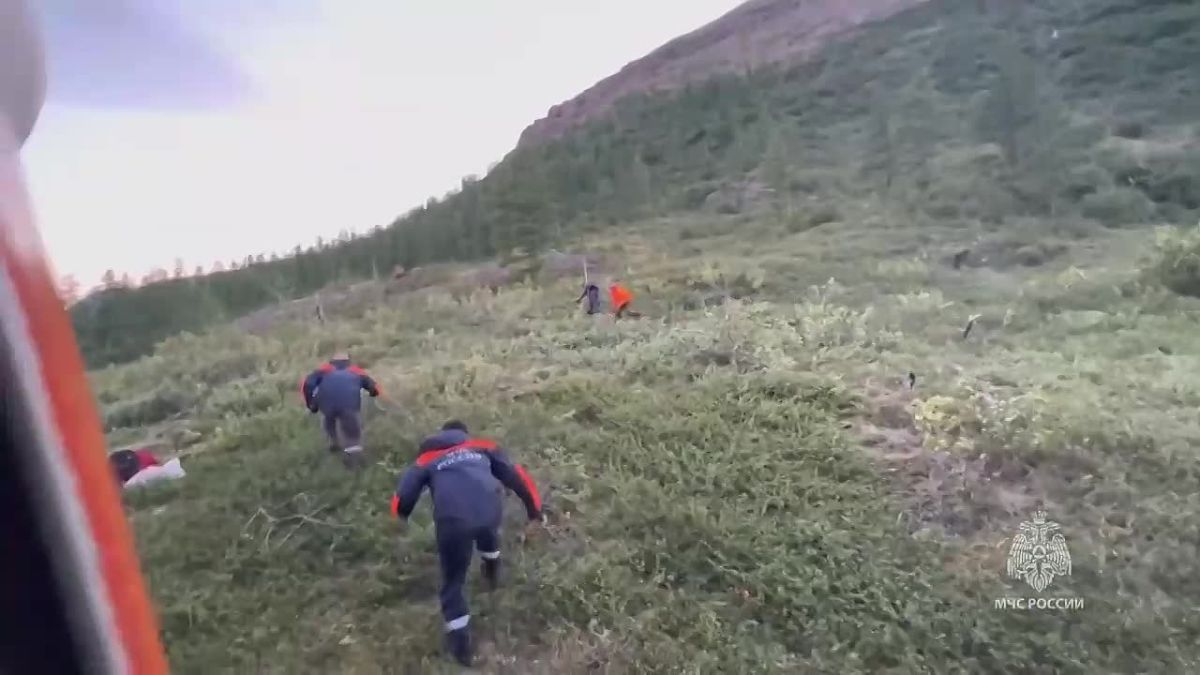 Двух туристов на вертолете эвакуировали из леса на севере края