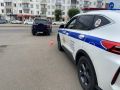 Сотрудники Госавтоинспекции работают на месте дорожно-транспортного происшествия в Кировском районе с участием двоих детей