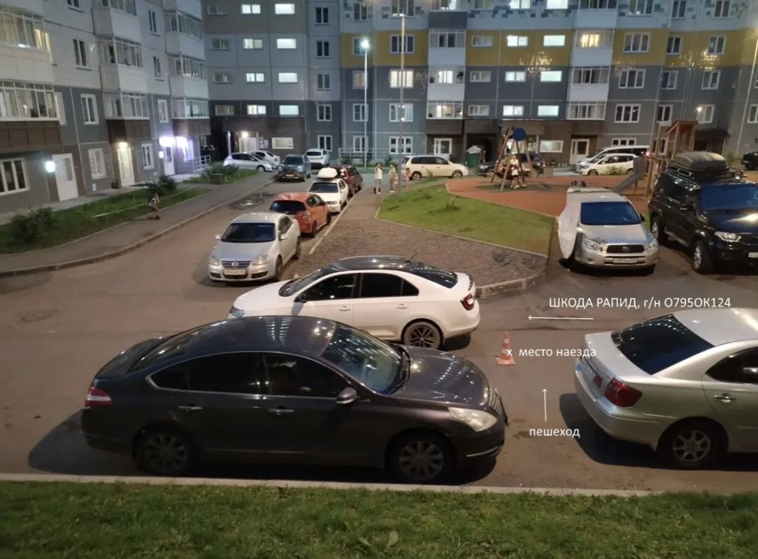 Сотрудники полка ДПС устанавливают обстоятельства ДТП в Октябрьском районе Красноярска, в котором пострадал ребёнок