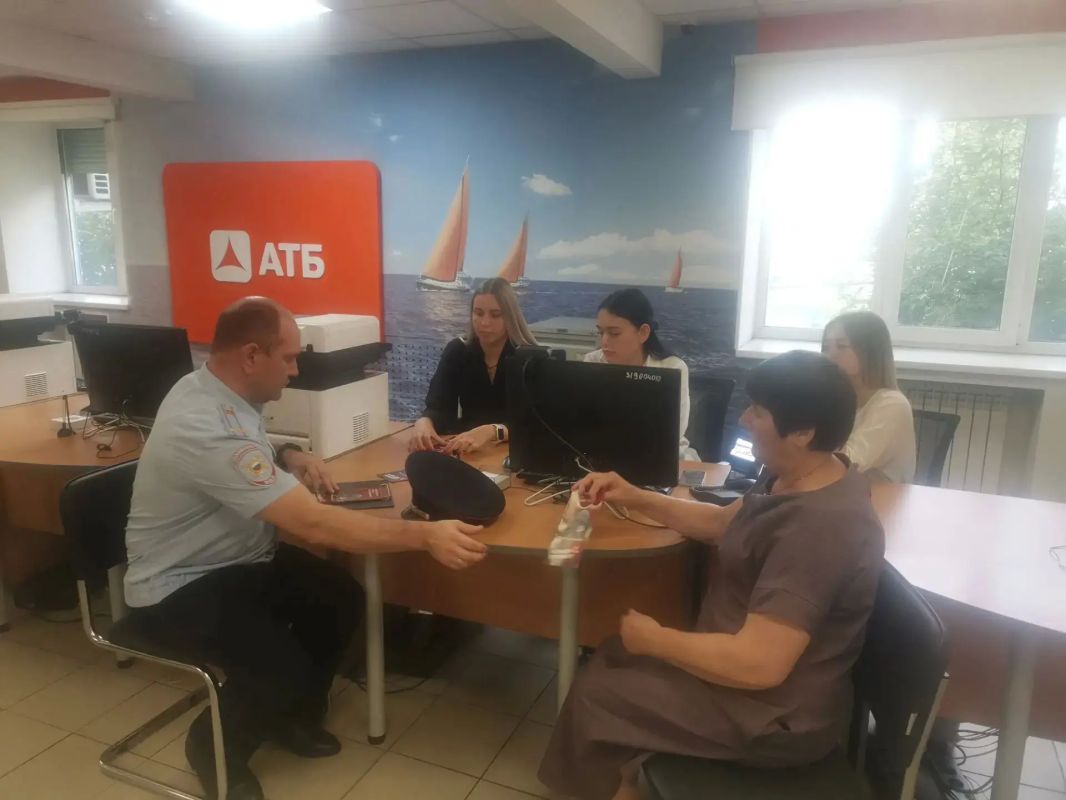 Осторожно мошенники: сотрудники полиции Лесосибирска проводят беседы с трудовыми коллективами по профилактике мошенничества Осторожно мошенники: сотрудники полиции Лесосибирска проводят беседы с трудовыми коллективами по профилактике мошенничества