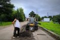 В Кедровом начался ямочный ремонт центральной дороги