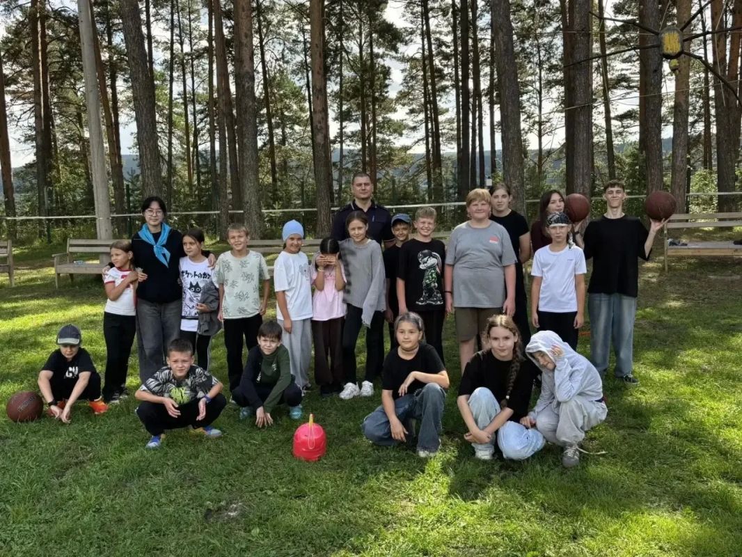 «Зарядка со стражем порядка»: Ачинские транспортные полицейские провели спортивную акцию в лагере «Дружба»