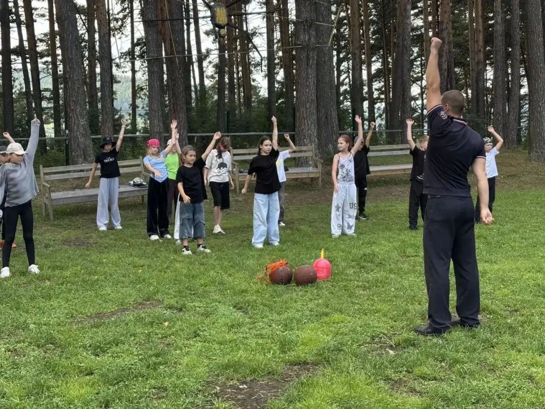 «Зарядка со стражем порядка»: Ачинские транспортные полицейские провели спортивную акцию в лагере «Дружба» «Зарядка со стражем порядка»: Ачинские транспортные полицейские провели спортивную акцию в лагере «Дружба»