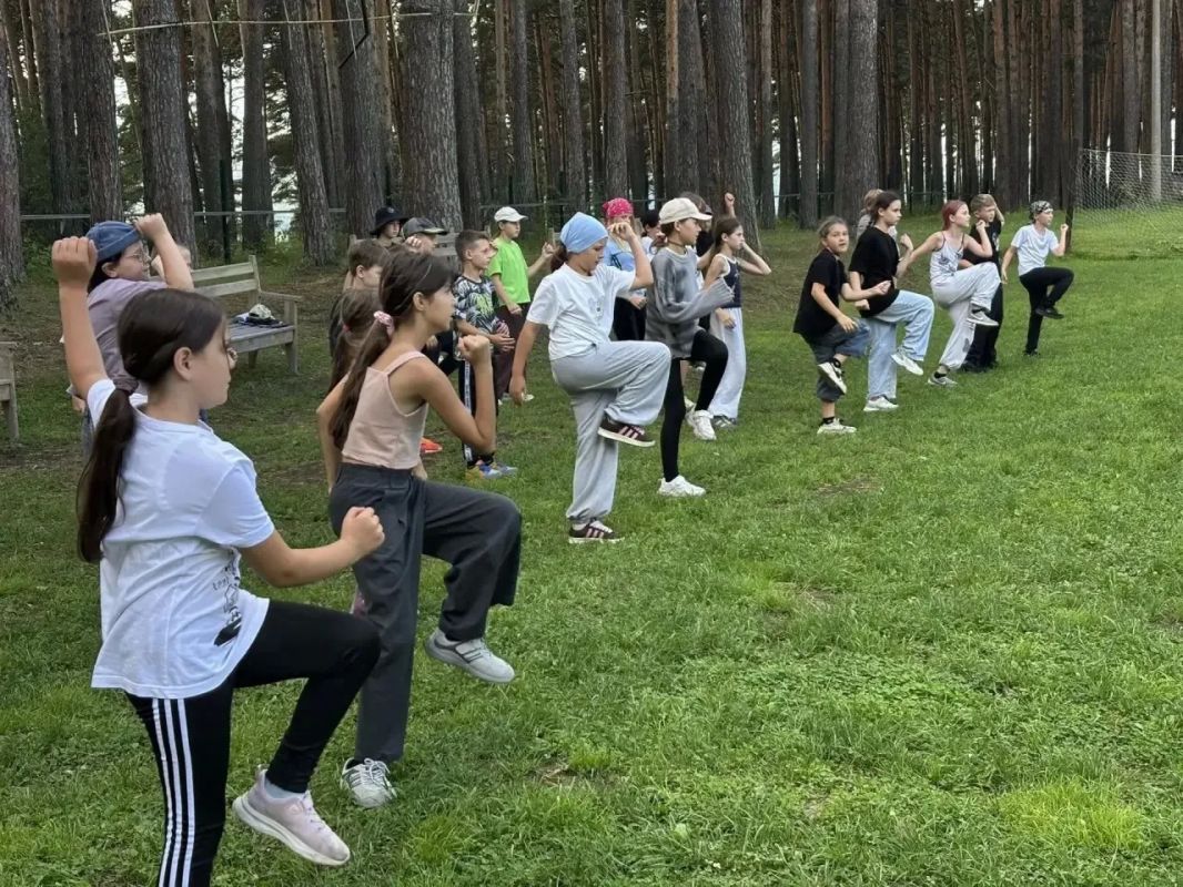 «Зарядка со стражем порядка»: Ачинские транспортные полицейские провели спортивную акцию в лагере «Дружба» «Зарядка со стражем порядка»: Ачинские транспортные полицейские провели спортивную акцию в лагере «Дружба»