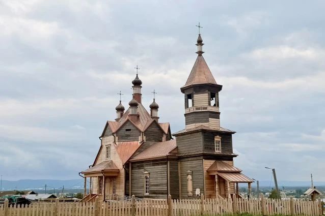 Уникальную деревянную церковь открыли после реставрации в Емельяновском округе