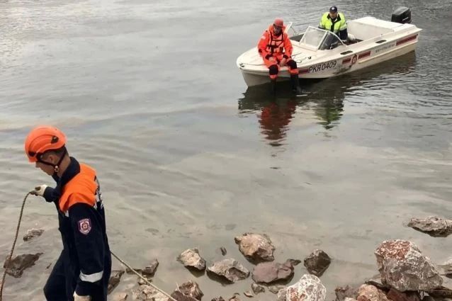 Масляное пятно растянулось вдоль берега почти на 1,5 км в Емельяновском округе