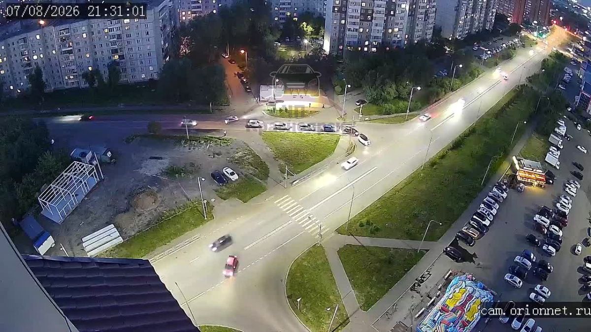 МОТОЦИКЛИСТ ВРЕЗАЛСЯ В АВТОМОБИЛЬ, А В ДРУГОМ МЕСТЕ КРАСНОЯРСКА СБИЛИ ПЕШЕХОДА
