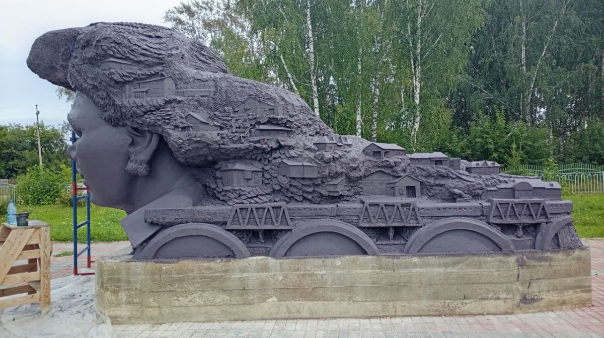 В Красноярском крае создали скульптуру «Тайги» на железных путях В Красноярском крае создали скульптуру «Тайги» на железных путях