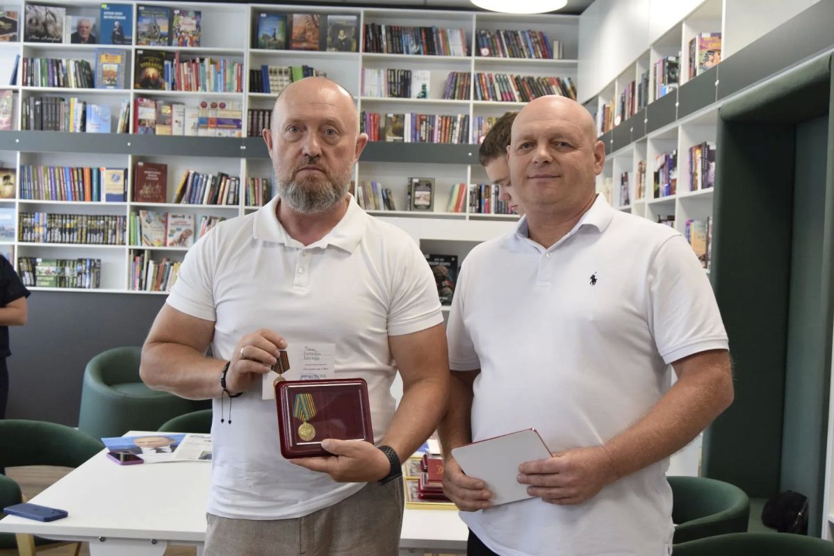 Глава Каратузского муниципального округа Константин Тюнин награждён медалью «За содействие СВО» от командования полка нашего бойца