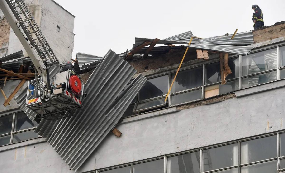 В Самарской области сильный ветер повредил кровлю 87 домов и оставил без электричества более 6 тысяч человек