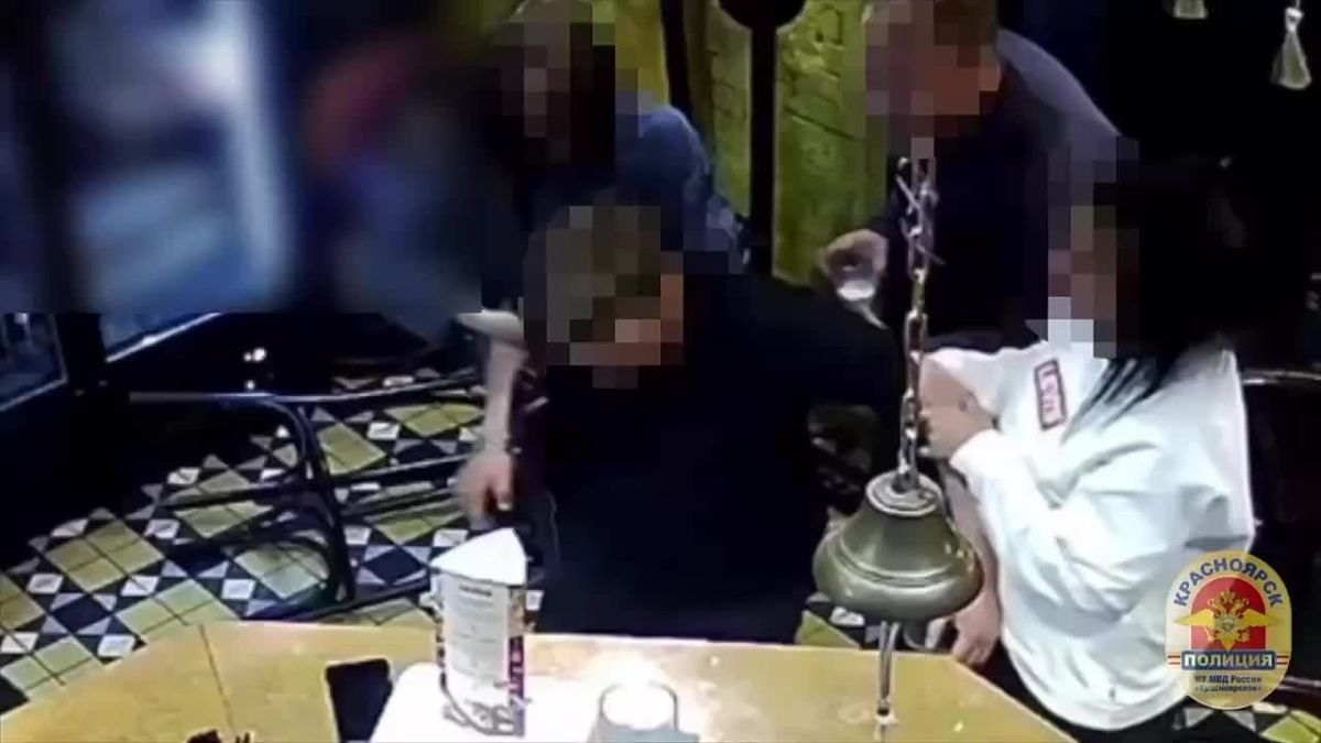 Жительница Красноярска предстанет перед судом по обвинению в краже личных вещей у спящего посетителя бара