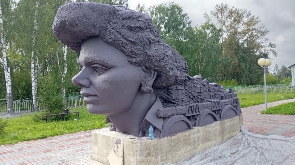 «Девушка-поезд» появилась у вокзала в Красноярском крае