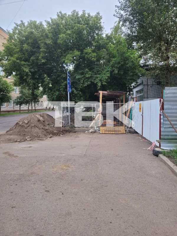 Раскопали – а пешеходам куда? Красноярка показала дорогу на Марковского Раскопали – а пешеходам куда? Красноярка показала дорогу на Марковского